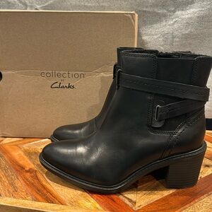 Clarks black leather scene star booties size 8.5